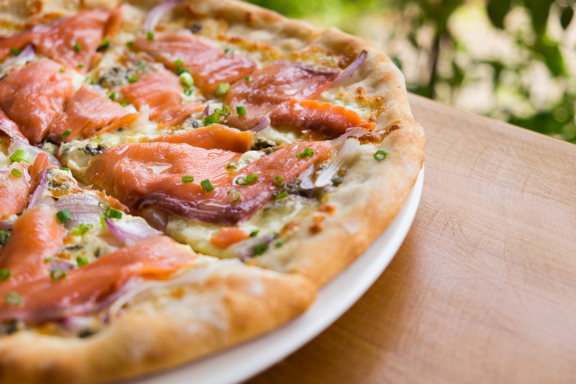 smoked-salmon-pizza-robert-irvine